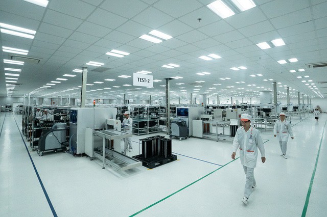 Sau ô tô và xe máy, Vingroup sẽ ra mắt điện thoại thông minh Vsmart vào ngày 14/12 - Ảnh 1. Sau ô tô và xe máy, Vingroup sẽ ra mắt điện thoại thông minh Vsmart vào ngày 14/12 - Ảnh 1.